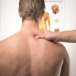 Come dormire con i dolori cervicali (consigli per farlo meglio)