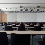 Convegni al chiuso durante l’estate: ecco alcune soluzioni per renderli più agevoli per i tuoi partecipanti convegno-caldo-climatizzazione